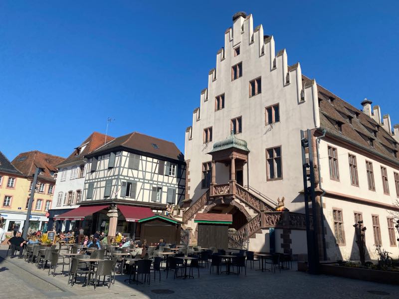 Gable-end building behind people at a cafe